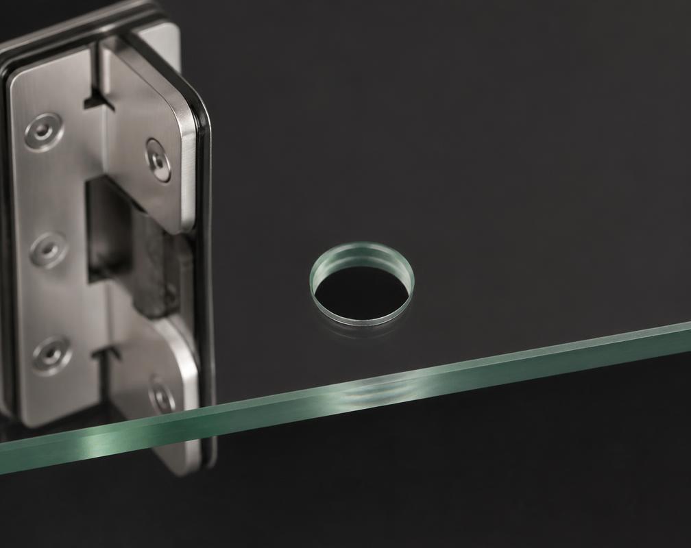 Furo em vidro temperado ao lado de dobradiça de aço inox para box